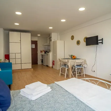 Apt. P/3 10' From The W/wifi In *